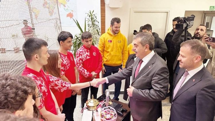 Bakan Tekin, Dron Futbolu İzledi