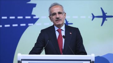 Bakan Uraloğlu'ndan u&ccedil;uş trafiği a&ccedil;ıklaması: "8 kez rekor kırdık"