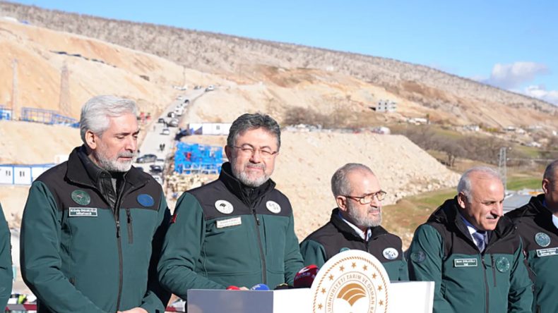 Bakan Yumaklı, Diyarbakır'da M&uuml;jdeyi Verdi: "Silvan Barajı'nda Su Tutmaya Başlıyoruz"