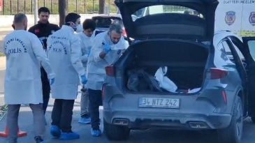 Bakırk&ouml;y'de Otomobile Silahlı Saldırı: 1 Kişi Hayatını Kaybetti