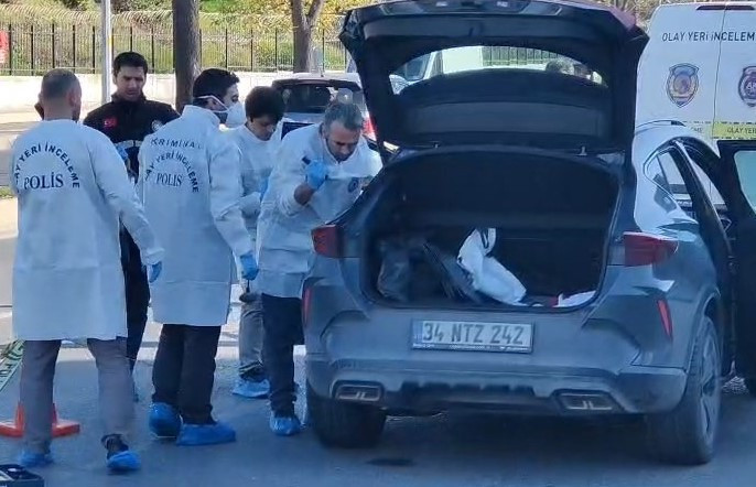 Bakırk&ouml;y'de Otomobile Silahlı Saldırı: 1 Kişi Hayatını Kaybetti