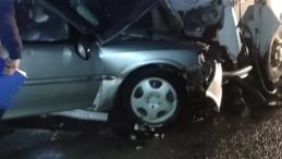 Balıkesir'de Korkun&ccedil; Kaza: İş&ccedil;i Servisi ve Otomobil &Ccedil;arpıştı, 1 &Ouml;l&uuml;, 8 Yaralı