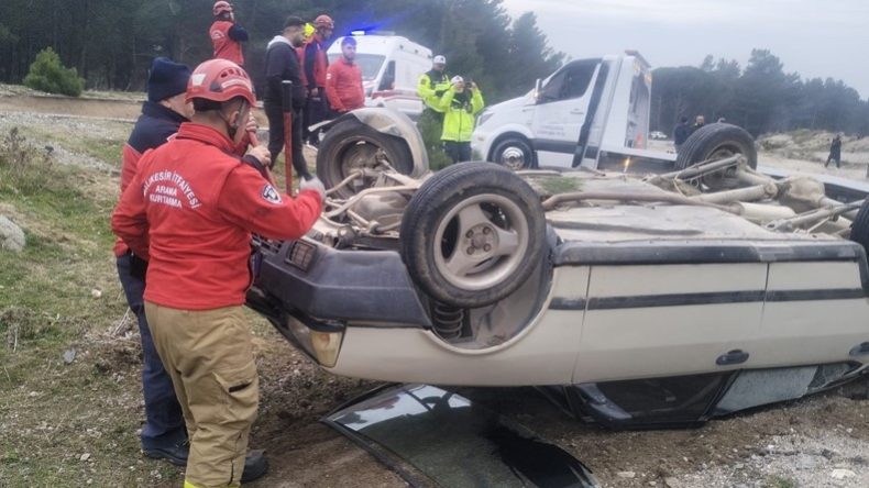 Balıkesir'de Şarampole Devrilen Otomobilde 4 Kişi Yaralandı