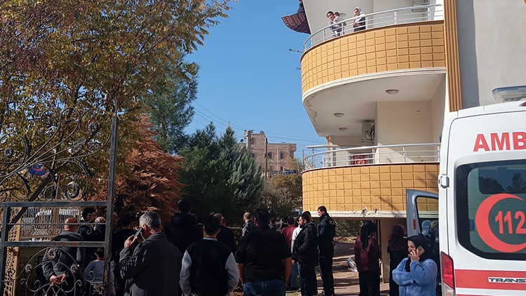 Balkondan Düşen Genç Kadın Hayatını Kaybetti