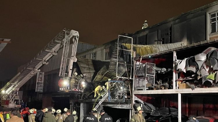 Başakşehir'de oto sanayi sitesinde yangın: 1 ölü, 1 yaralı