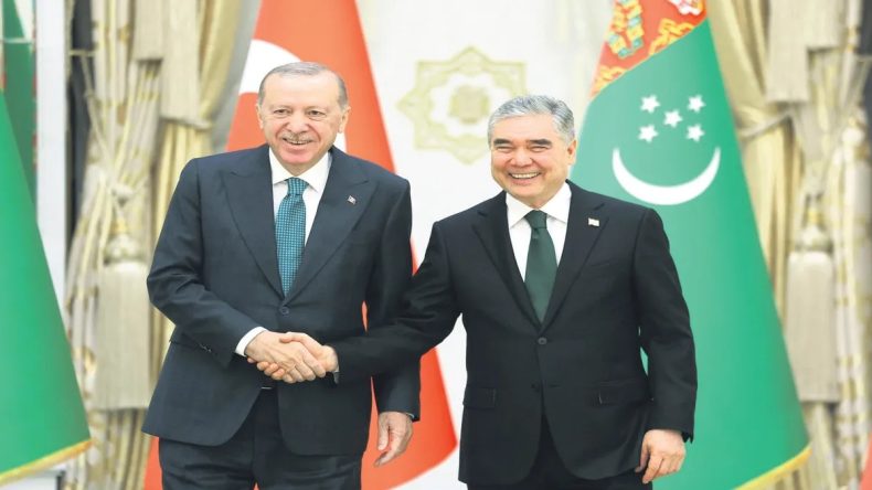 Başkan Erdoğan T&uuml;rkmenistan'da: Liderler Tarafsızlık Anıtı'na &Ccedil;i&ccedil;ek Sundular