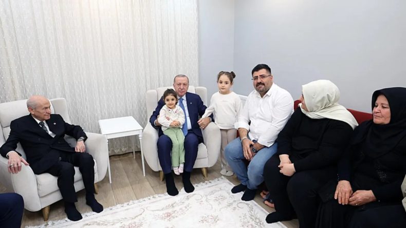 Başkan Erdoğan’dan Yeni Evlerine Kavuşan Depremzede Aileye Ziyaret!