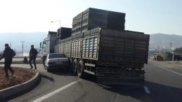 Batman'da Otomobil TIR'ın Dorsesinin Altında Kaldı: S&uuml;r&uuml;c&uuml;n&uuml;n Burnu Bile Kanamadı!