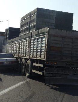 Batman'da Otomobil TIR'ın Dorsesinin Altında Kaldı: S&uuml;r&uuml;c&uuml;n&uuml;n Burnu Bile Kanamadı!