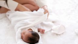 Bebeğini Kundaklayan Aileler Dikkat! Bu Hata Kal&ccedil;a &Ccedil;ıkığını Tetikliyor