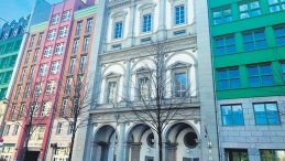 Berlin'de Ofis A&ccedil;tı, Hedefi Hans'a Ev Satmak