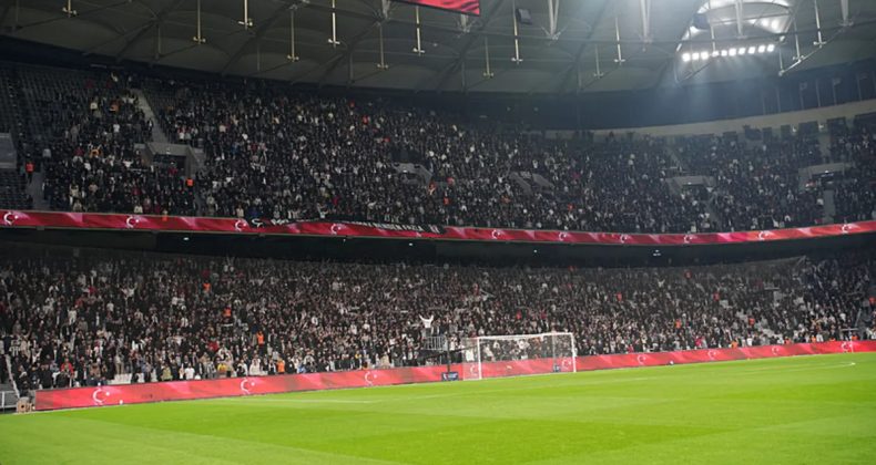 Beşiktaş Trib&uuml;nlerinden Ma&ccedil; Sonu 'İstifa' Haykırışları!