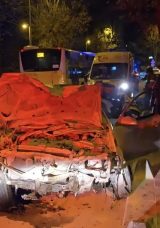 Beykoz'da dehşet verici kaza: Ara&ccedil; kaldırımdaki ağaca &ccedil;arparak durdu! 2 yaralı