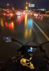 Beylikd&uuml;z&uuml;'nde Dehşet Verici Kaza: Motosiklet Kamyonetin Altına Girdi! O Anlar Kaydedildi