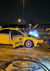 Beyoğlu'nda Taksi Alev Alev Yandı! Yolcular Son Anda Kurtuldu