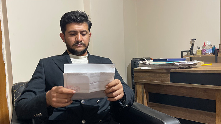 Bir&ccedil;ok kişi aynısını yapıyor! &Ccedil;ocukluk arkadaşına &uuml;z&uuml;l&uuml;p yardım etti; ifadeye &ccedil;ağrılınca hayatının şokunu yaşadı!