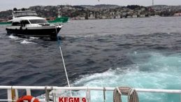 Boğazda S&uuml;r&uuml;klenen Tekne Kazaya Karışmadan Kurtarıldı