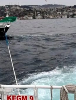 Boğazda S&uuml;r&uuml;klenen Tekne Kazaya Karışmadan Kurtarıldı