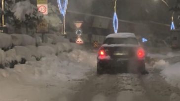 Bolu'da Kar Kalınlığı 30 Santimetreyi Aştı, Onlarca Ara&ccedil; Rampalarda Yolda Kaldı