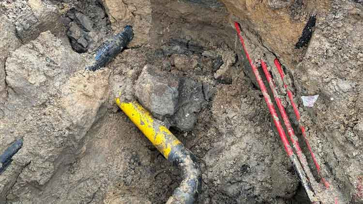 Boru D&ouml;şemesi Yapılan Kanalda Toprak Kayması: 3 Yaralı