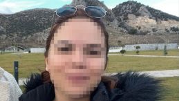 Boşanma Aşamasındaki Eşini &Ccedil;ocuğunun G&ouml;zleri &Ouml;n&uuml;nde Bı&ccedil;akladı