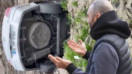 B&ouml;lgede Bir İlk: Arabası D&uuml;şen S&uuml;r&uuml;c&uuml; '&Uuml;st&uuml;n&uuml; G&ouml;m&uuml;n' Dedi