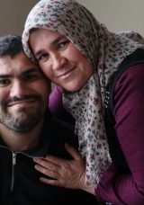Boynuna batan tel engelli bıraktı: 24 yıldır annesiyle hayata tutunuyor! 'Polis g&ouml;r&uuml;nce &ccedil;ok mutlu oluyor'