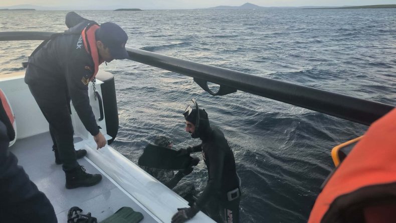 Bozcaada A&ccedil;ıklarında Karaya Oturan Teknedeki İki Kişi Kurtarıldı