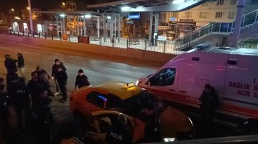 Bursa'da eğlence mekanının &ouml;n&uuml;nde silahlı kavga: 1'i ağır 2 yaralı