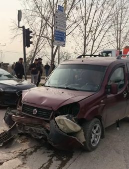 Bursa'da hafif ticari ara&ccedil;lar &ccedil;arpıştı: 3&rsquo;&uuml; &ccedil;ocuk, 7 kişi yaralandı!