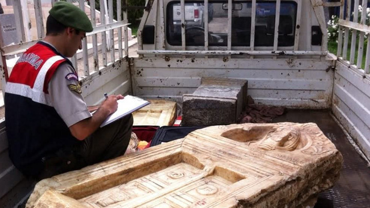 Bursa'da Kamyonette Tarihi Eser Ele Ge&ccedil;irildi! Roma D&ouml;nemi'ne Ait Olduğu Tahmin Ediliyor