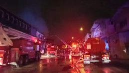 Bursa'da Korkutan Yangın: Bitişiğindeki İş Yerine de Sı&ccedil;radı