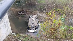 Bursa'da otomobil dereye u&ccedil;tu: S&uuml;r&uuml;c&uuml;s&uuml; ara&ccedil;ta sıkıştı!