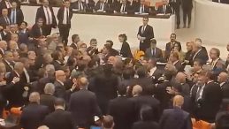 B&uuml;t&ccedil;e G&ouml;r&uuml;şmelerinde Gergin Anlar! Vekiller Arasında Fiziksel Tartışma