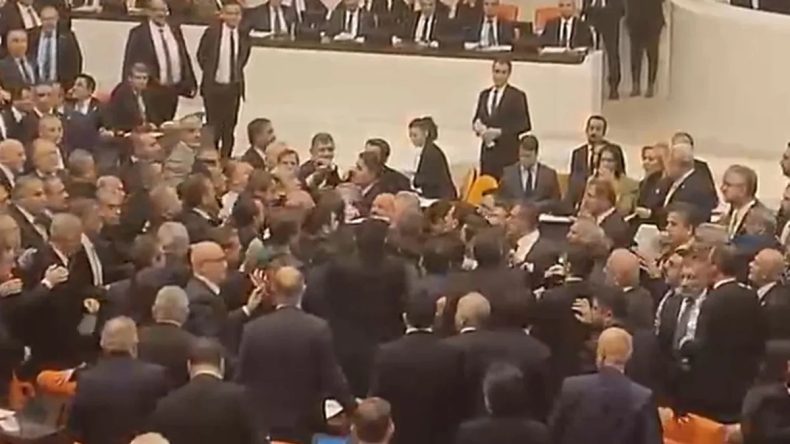 B&uuml;t&ccedil;e G&ouml;r&uuml;şmelerinde Gergin Anlar! Vekiller Arasında Fiziksel Tartışma