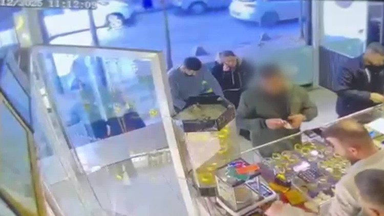 Cani komşu, 2 &ccedil;ocuk annesi kadını &ouml;ld&uuml;r&uuml;p altınlarını &ccedil;aldı! Kuyumcudaki anları kamerada