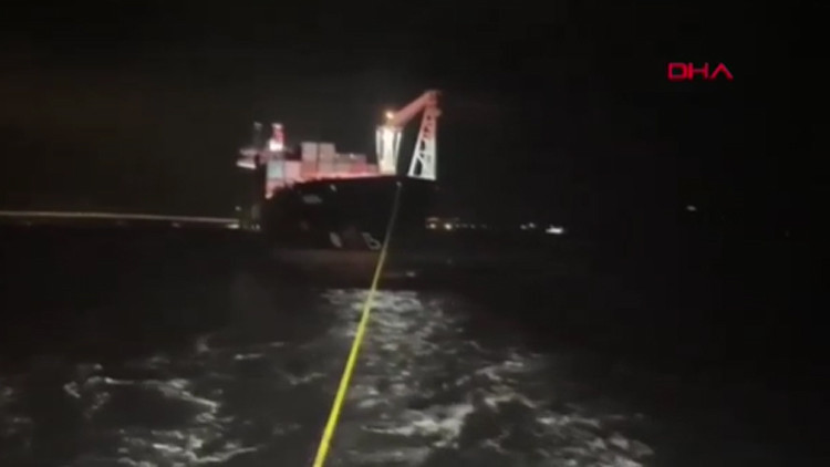 &Ccedil;anakkale Boğazı'nda Konteyner Gemisi Arıza Yaptı