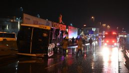 &Ccedil;ekmek&ouml;y'de &Ouml;zel Halk Otob&uuml;s&uuml; Devrildi