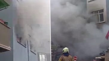 &Ccedil;ekmek&ouml;y'de &Uuml;&ccedil; Katlı Bina Alev Alev: İtfaiye Ekipleri Olay Yerinde