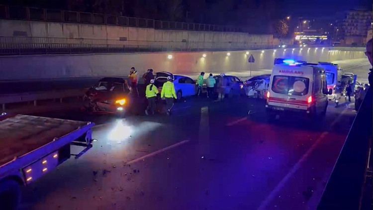 &Ccedil;ekmek&ouml;y&rsquo;de Zincirleme Kaza: 7 Yaralı