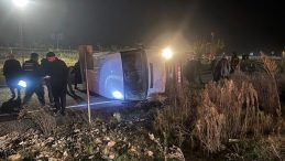 İş&ccedil;i Servisi Yayaya &Ccedil;arptı, Ters D&ouml;nerek Takla Attı: 1 &Ouml;l&uuml;, 4 Yaralı