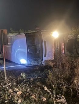 İş&ccedil;i Servisi Yayaya &Ccedil;arptı, Ters D&ouml;nerek Takla Attı: 1 &Ouml;l&uuml;, 4 Yaralı