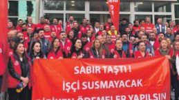 Çıplak maaşa, çıplak ayaklı protesto