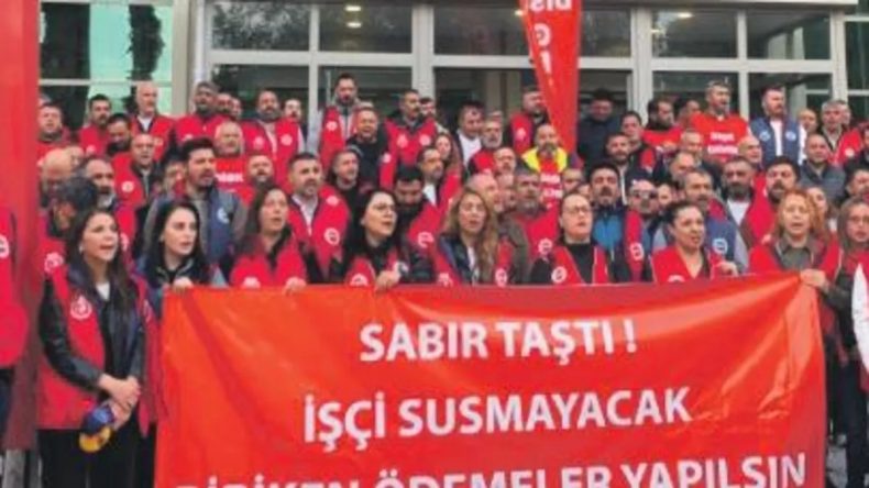Çıplak maaşa, çıplak ayaklı protesto