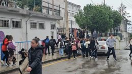 &Ccedil;ocuğunu azarladığını &ouml;ne s&uuml;rd&uuml;ğ&uuml; &ouml;ğretmeni darbetti