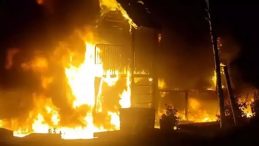 &Ccedil;ocuk Oyun Parkında Kontrols&uuml;z Yakılan Ateş Yangın &Ccedil;ıkardı