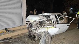 &Ccedil;ocuk S&uuml;r&uuml;c&uuml;n&uuml;n Kullandığı Ara&ccedil;, Kamyonetle &Ccedil;arpıştı: 1 &Ouml;l&uuml;, 1 Yaralı