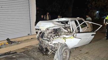 &Ccedil;ocuk S&uuml;r&uuml;c&uuml;n&uuml;n Kullandığı Ara&ccedil;, Kamyonetle &Ccedil;arpıştı: 1 &Ouml;l&uuml;, 1 Yaralı