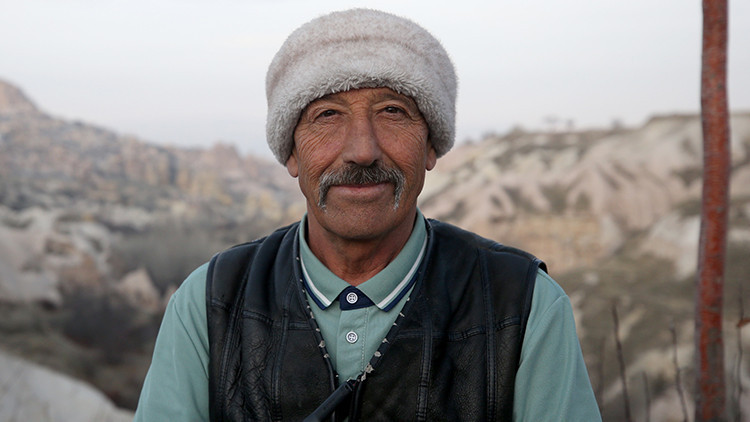 &Ccedil;ocuk yaşta taşındığı belde kaderini değiştirdi: Ortaokul mezunu adam 9 dil biliyor ve memleketinin tanıtımına katkı sağlıyor