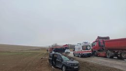 &Ccedil;orum'da Korkun&ccedil; Kaza: TIR Dorsesi Hafif Ticari Ara&ccedil; &Uuml;zerine Devrildi! 2 Yaralı